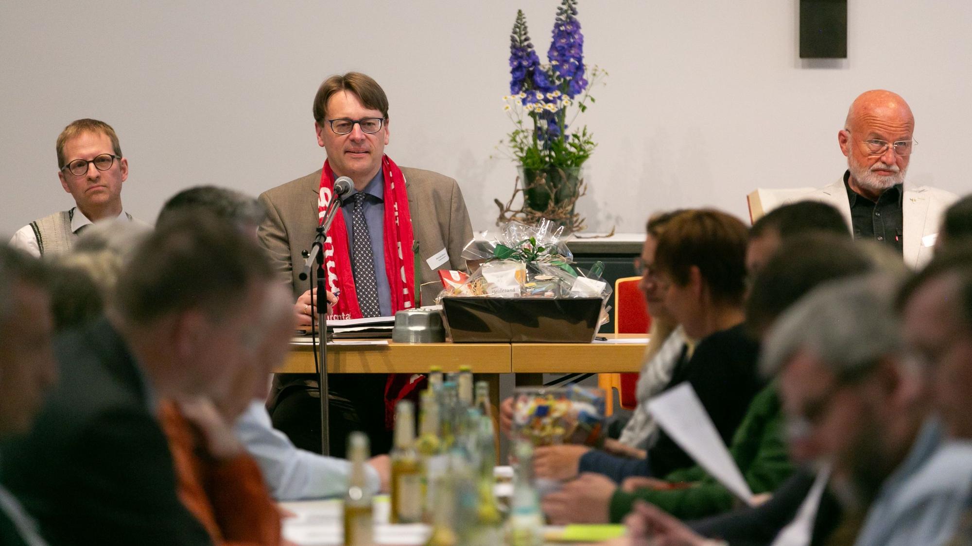 Superintendent Michael Braun (Mitte) leitete die Kreissynode. Links Synodalassessor Oliver Cremer, rechts 1. Synodalältester Klaus Dripke. Die Synode fand am Freitag im Evangelischen Gemeindezentrum auf dem Bergneustädter Hackenberg statt.
