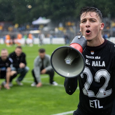 Bitburger-Pokalfinale 2025: Alemannia Aachen - Viktoria Köln 24.05.2025 El Mala, Said Viktoria Köln, 22 bejubelt den Sieg mit den Fans nach dem Spiel. Bitburger-Pokalfinale 2025: Alemannia Aachen - Viktoria Köln Sportpark Höhenberg, Köln 24.05.2025 *** Bitburger Pokalfinale 2025 Alemannia Aachen Viktoria Köln 24 05 2025 El Mala, Said Viktoria Köln, 22 celebrates the victory with the fans after the match Bitburger Pokalfinale 2025 Alemannia Aachen Viktoria Köln Sportpark Höhenberg, Cologne 24 05 2025 Copyright: xBEAUTIFULxSPORTS/Buriakovx