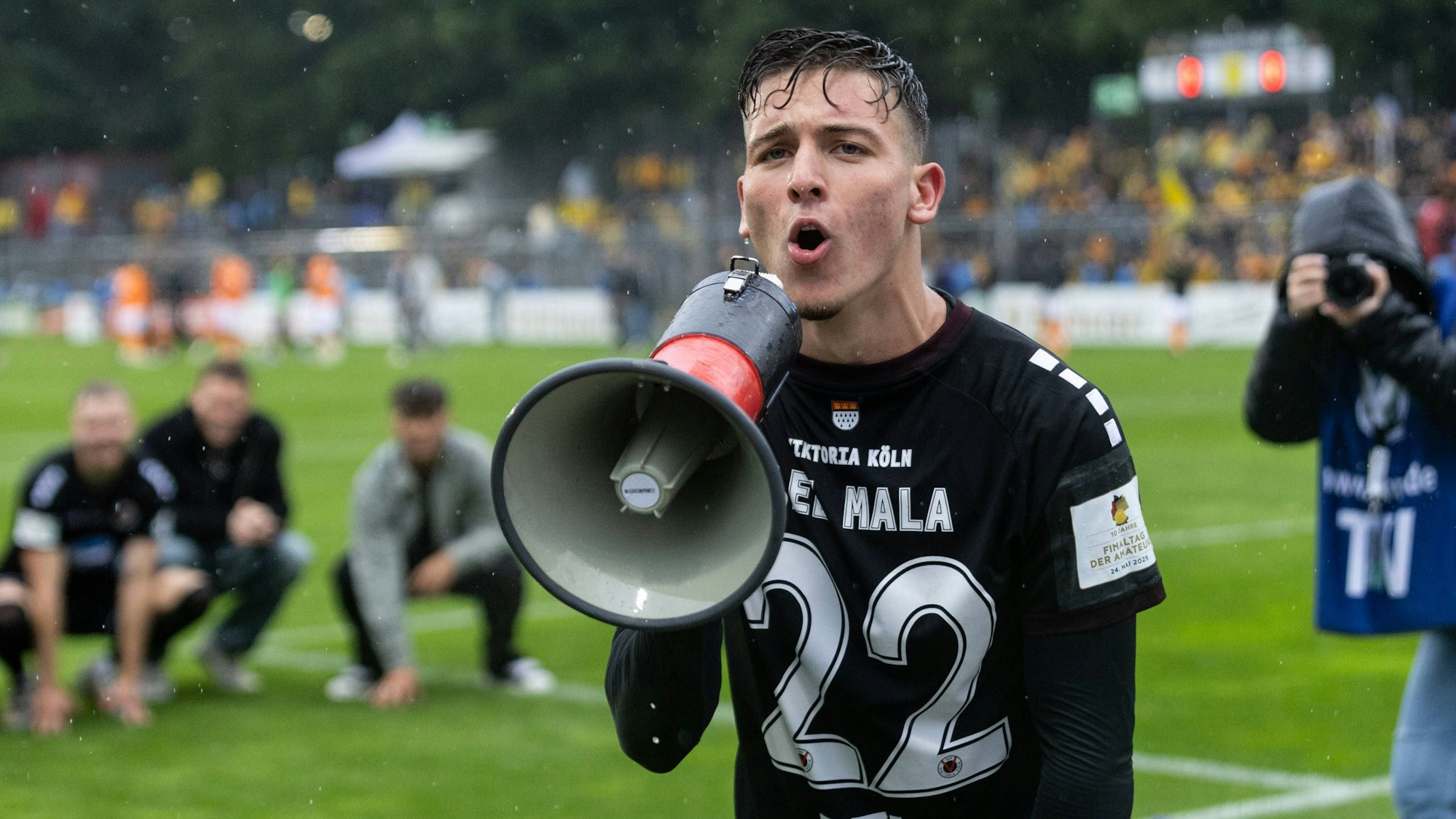 Bitburger-Pokalfinale 2025: Alemannia Aachen - Viktoria Köln 24.05.2025 El Mala, Said Viktoria Köln, 22 bejubelt den Sieg mit den Fans nach dem Spiel. Bitburger-Pokalfinale 2025: Alemannia Aachen - Viktoria Köln Sportpark Höhenberg, Köln 24.05.2025 *** Bitburger Pokalfinale 2025 Alemannia Aachen Viktoria Köln 24 05 2025 El Mala, Said Viktoria Köln, 22 celebrates the victory with the fans after the match Bitburger Pokalfinale 2025 Alemannia Aachen Viktoria Köln Sportpark Höhenberg, Cologne 24 05 2025 Copyright: xBEAUTIFULxSPORTS/Buriakovx