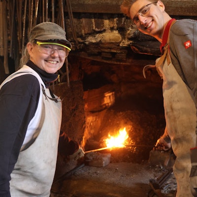 Corinna Hollinder und Marcel Jarosik an der Schmiedeesse beim Schmiedeworkshop im Museumsschauplatz Oelchenshammer,