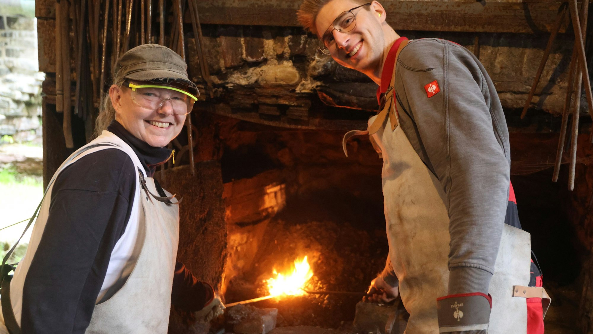 Corinna Hollinder und Marcel Jarosik an der Schmiedeesse beim Schmiedeworkshop im Museumsschauplatz Oelchenshammer,
