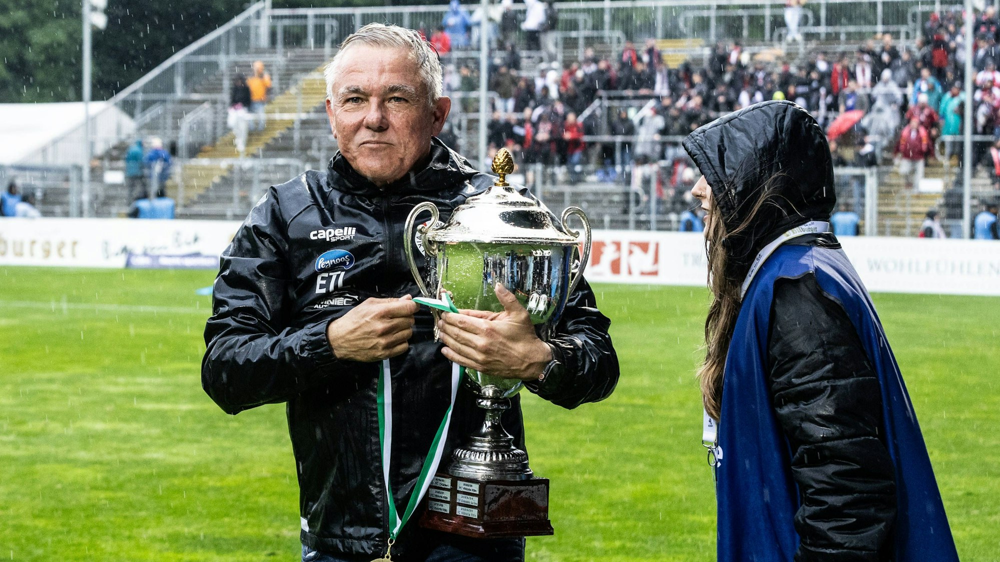 Bitburger-Pokalfinale 2025: Alemannia Aachen - Viktoria Köln 24.05.2025 Olaf Janßen Viktoria Köln, Cheftrainer mit dem Pokal nach dem Spiel. Bitburger-Pokalfinale 2025: Alemannia Aachen - Viktoria Köln Sportpark Höhenberg, Köln 24.05.2025 *** Bitburger Pokalfinale 2025 Alemannia Aachen Viktoria Köln 24 05 2025 Olaf Janßen Viktoria Köln, head coach with the cup after the match Bitburger Pokalfinale 2025 Alemannia Aachen Viktoria Köln Sportpark Höhenberg, Cologne 24 05 2025 Copyright: xBEAUTIFULxSPORTS/Buriakovx