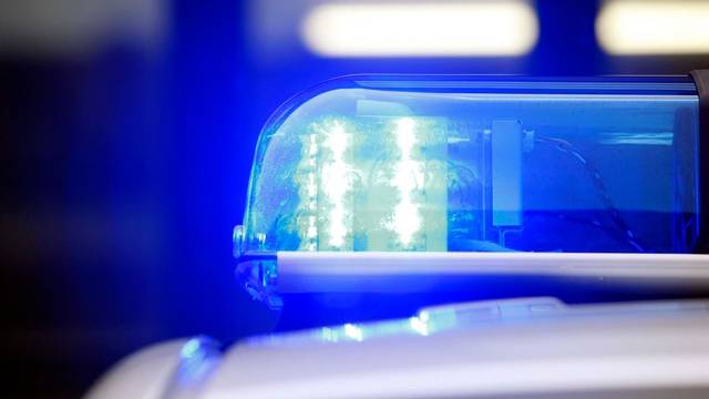 Polizei-Blaulicht nach dem Diebstahl eines VW Golf in Velbert