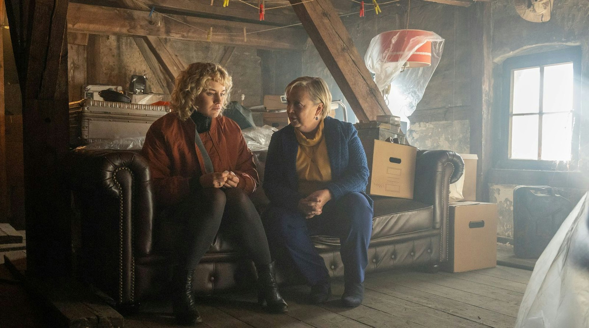 Lisa (Luise von Finckh) und Dr. Jahnka (Gabriela Maria Schmeide) schwelgen gemeinsam in Erinnerungen an Robert Liebling. (Bild: ARD Degeto/Odeon Fiction GmbH/Stefan Erhard)