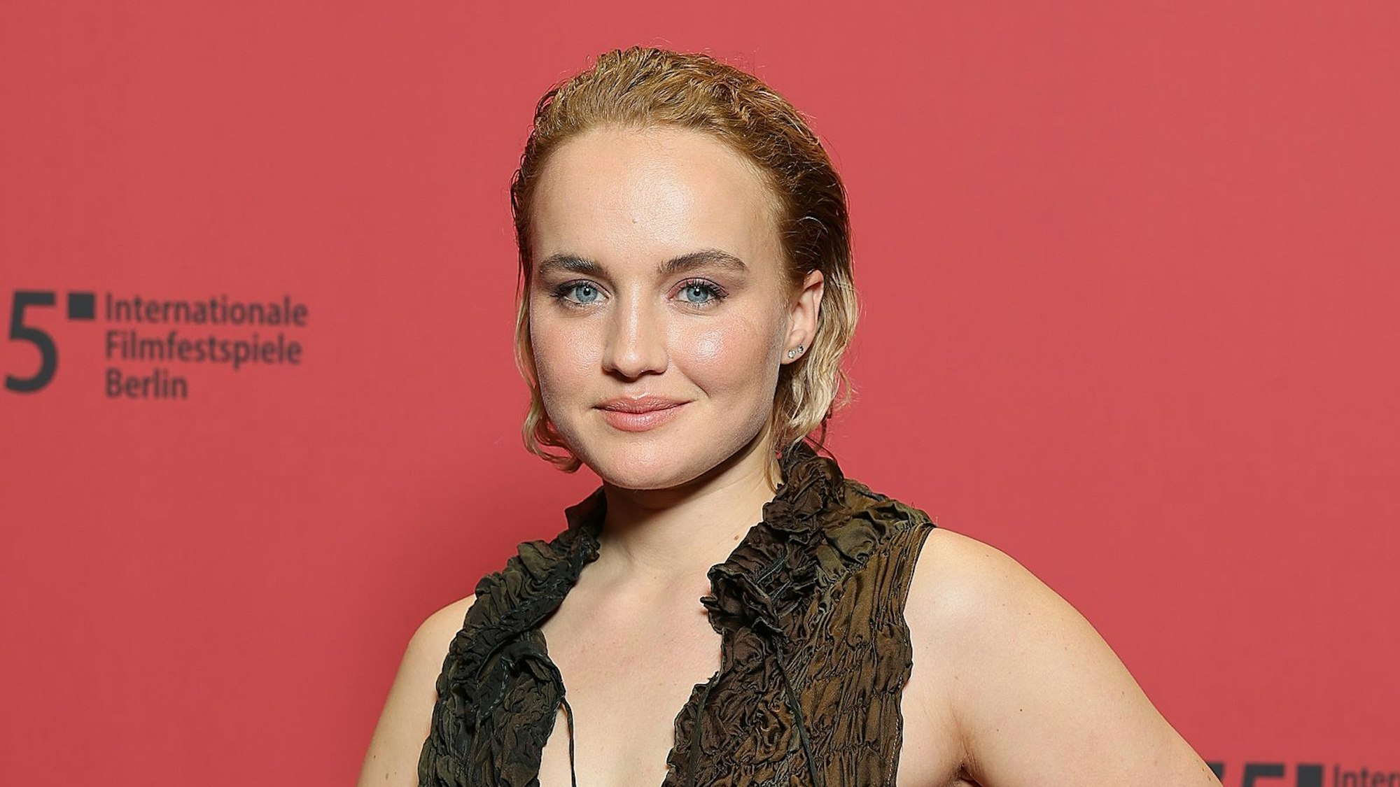 Schauspielerin Luise von Finckh (31) verkörpert im True-Crime-Thriller „Ohne jede Spur - Der Fall der Nathalie B.“ (Donnerstag, 29. Mai, 20.15 Uhr, im Ersten) die jungen Frau, die bei einer Rennrad-Tour entführt wird. Im Interview berichtet sie von der intensiven Erfahrung, Nathalie B. vor der Kamera zu verkörpern. (Bild: 2025 Getty Images/Andreas Rentz)