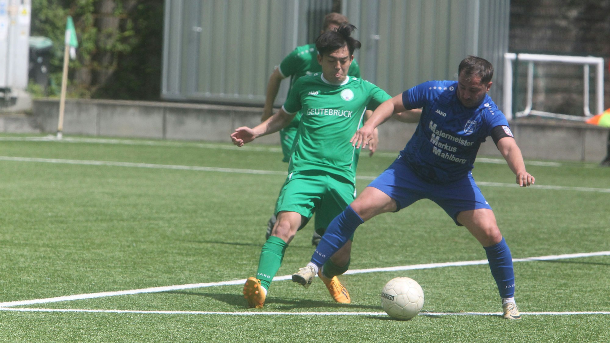 Honnefs Kei Kotahara attackiert hier seinem Rheinbacher Gegenspieler.