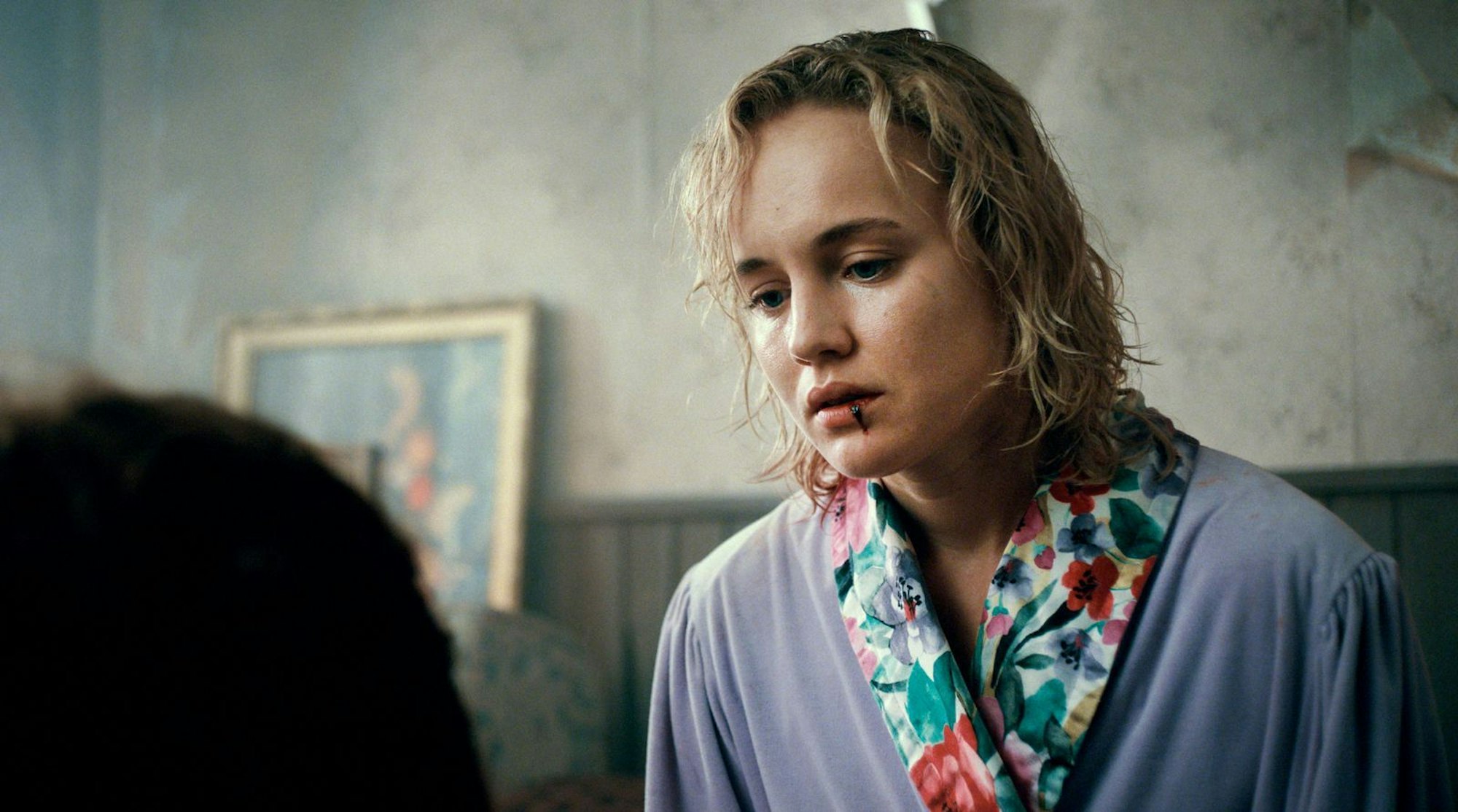 „Sehr sinnvoll, dass da eine Vertrauensperson ist“: Schauspielerin Luise von Finckh im ARD-True-Crime-Thriller „Ohne jede Spur - Der Fall der Nathalie B.“ (Bild: ARD Degeto/ORF/Zeitsprung Pictures/Graf Film/Mario Minichmayr)