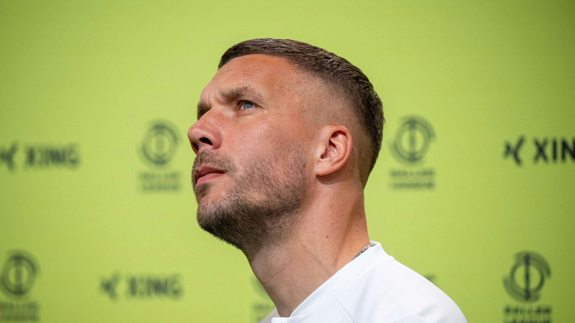 Lukas Podolski schaut zur Seite.