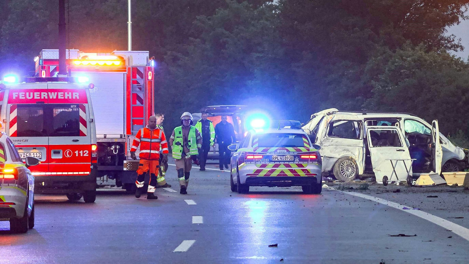 Feuerwehr und Polizei sind an einer Unfallstelle auf der Autobahn 48 (A48) im Einsatz.