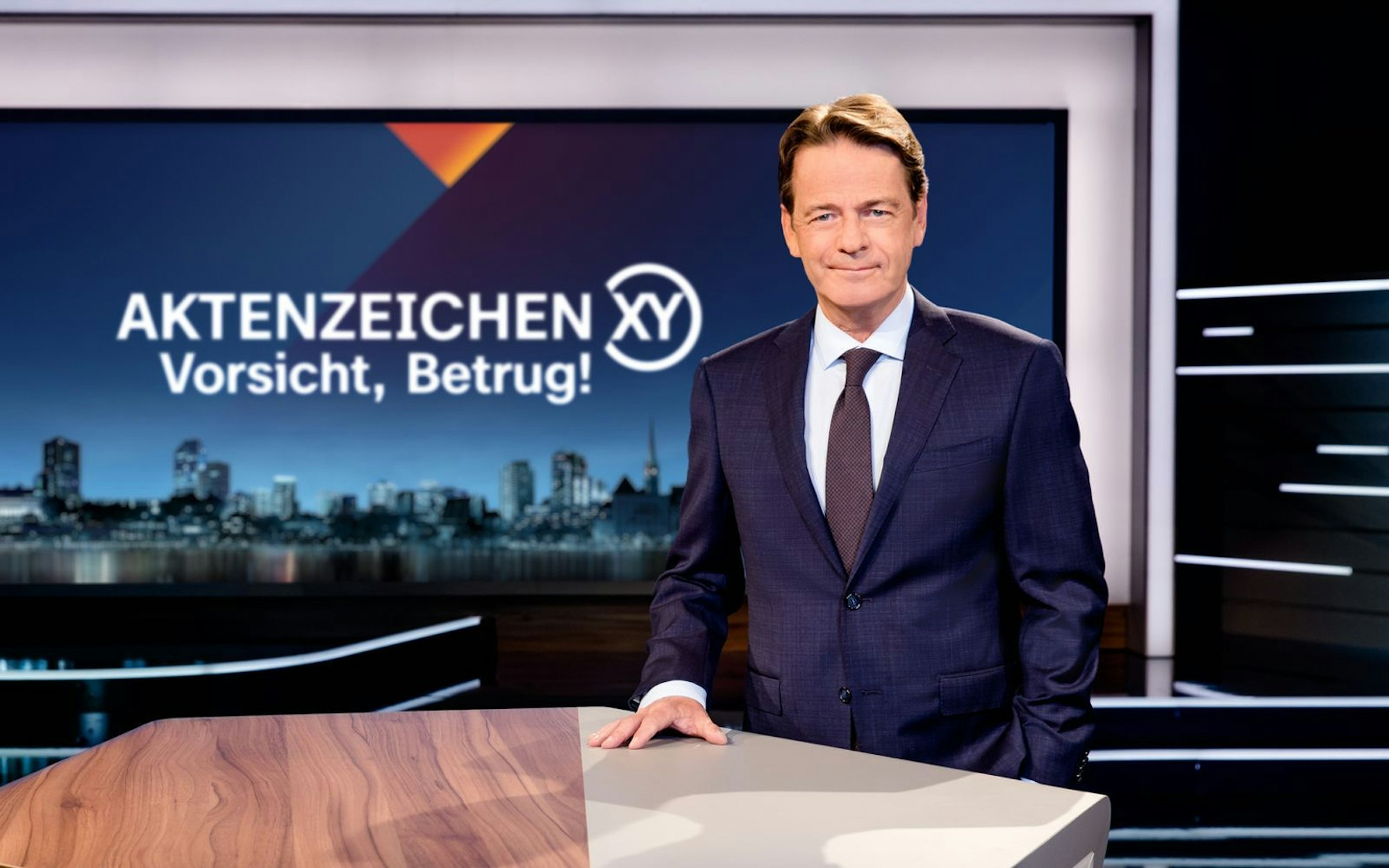 Im ZDF-Format „Aktenzeichen XY... Vorsicht, Betrug!“ klärt Moderator Rudi Cerne gemeinsam mit Betroffenen, Expertinnen und Experten über die Gefahren gängiger Betrugsversuche auf. (Bild: ZDF/Nadine Rupp)