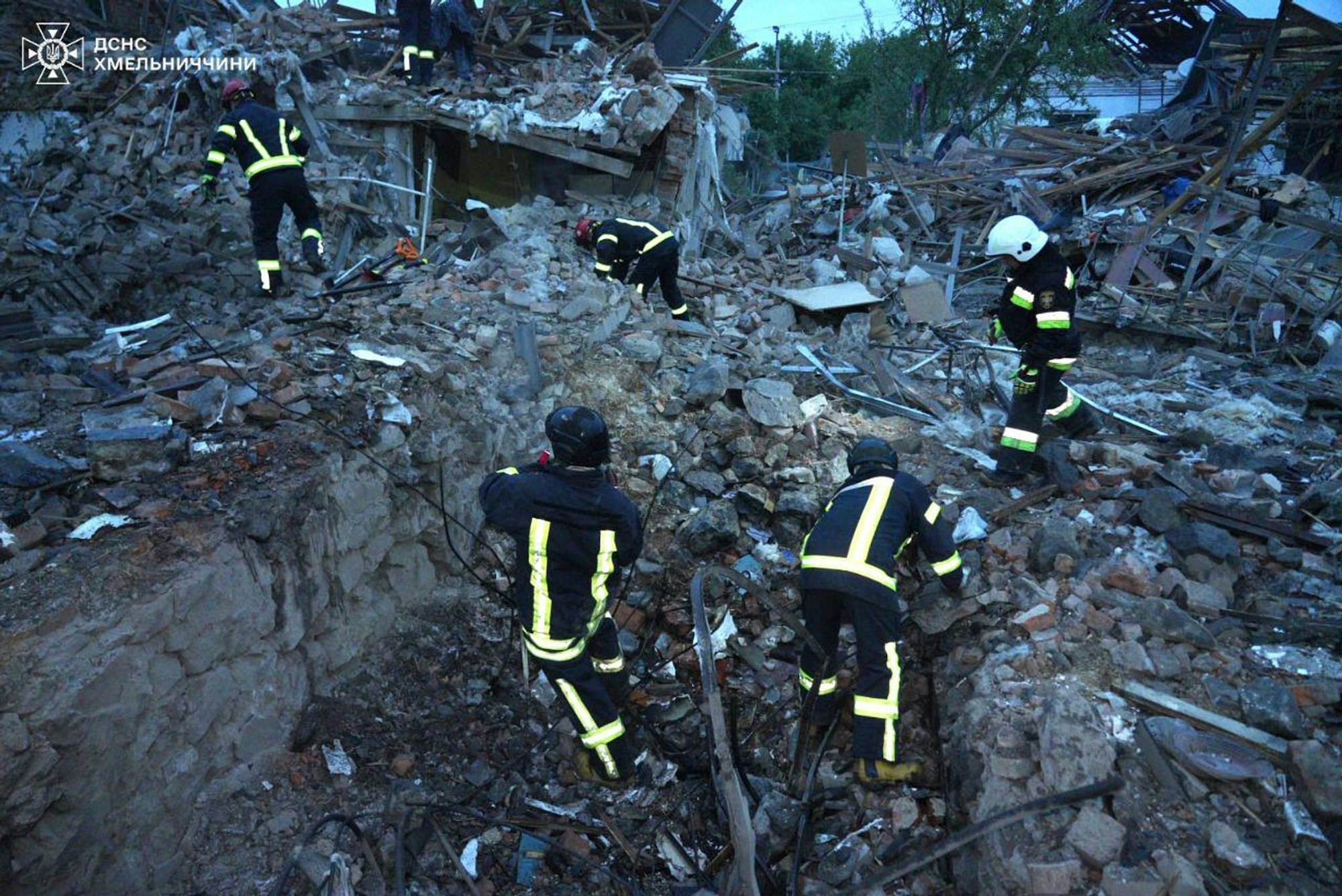 Der ukrainische Zivilschutz spricht von zahlreichen Toten und Verletzten nach Luftalarm im ganzen Land.