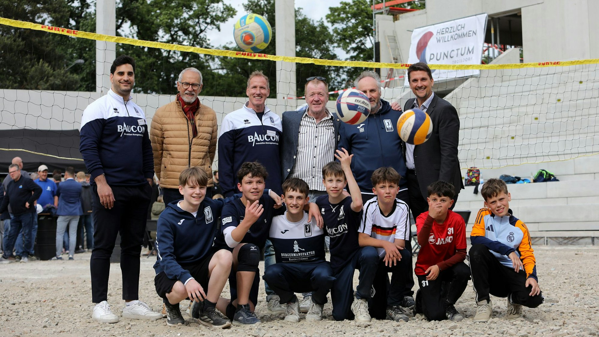 Als integraler Bestandteil im entstehenden Gebäudekomplex des Projekts „Punctum Troisdorf“ entsteht auch eine topmoderne Dreifachhalle. Nun war Richtfest.