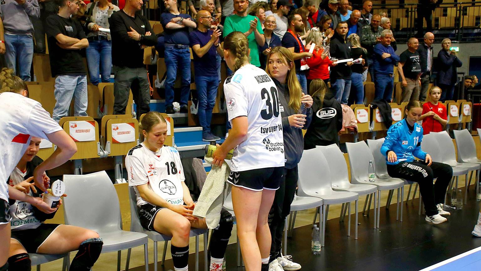 Enttäuschung nach dem Schlusspfiff bei Johanna Andresen Leverkusen und Rozemarijn Alderden Leverkusen Handball Frauen Play-Down-Finale 2024/25 BSV Sachsen Zwickau - Bayer Leverkusen 27:18 am 7.5.2025 BSV Sachsen Zwickau - Bayer Leverkusen *** Disappointment after the final whistle for Johanna Andresen Leverkusen and Rozemarijn Alderden Leverkusen Handball Womens Play Down Final 2024 25 BSV Sachsen Zwickau Bayer Leverkusen 27 18 am 7 5 2025 BSV Sachsen Zwickau Bayer Leverkusen