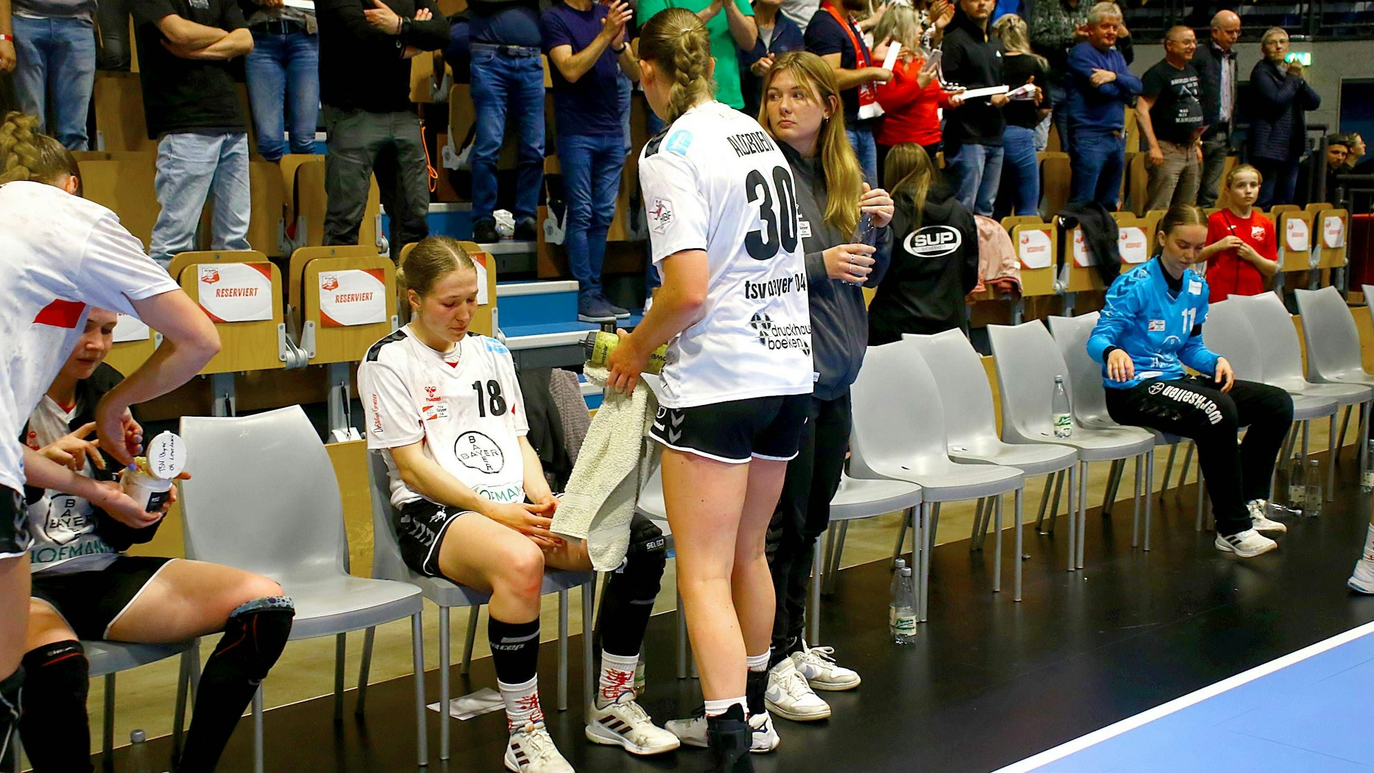 Enttäuschung nach dem Schlusspfiff bei Johanna Andresen Leverkusen und Rozemarijn Alderden Leverkusen Handball Frauen Play-Down-Finale 2024/25 BSV Sachsen Zwickau - Bayer Leverkusen 27:18 am 7.5.2025 BSV Sachsen Zwickau - Bayer Leverkusen *** Disappointment after the final whistle for Johanna Andresen Leverkusen and Rozemarijn Alderden Leverkusen Handball Womens Play Down Final 2024 25 BSV Sachsen Zwickau Bayer Leverkusen 27 18 am 7 5 2025 BSV Sachsen Zwickau Bayer Leverkusen