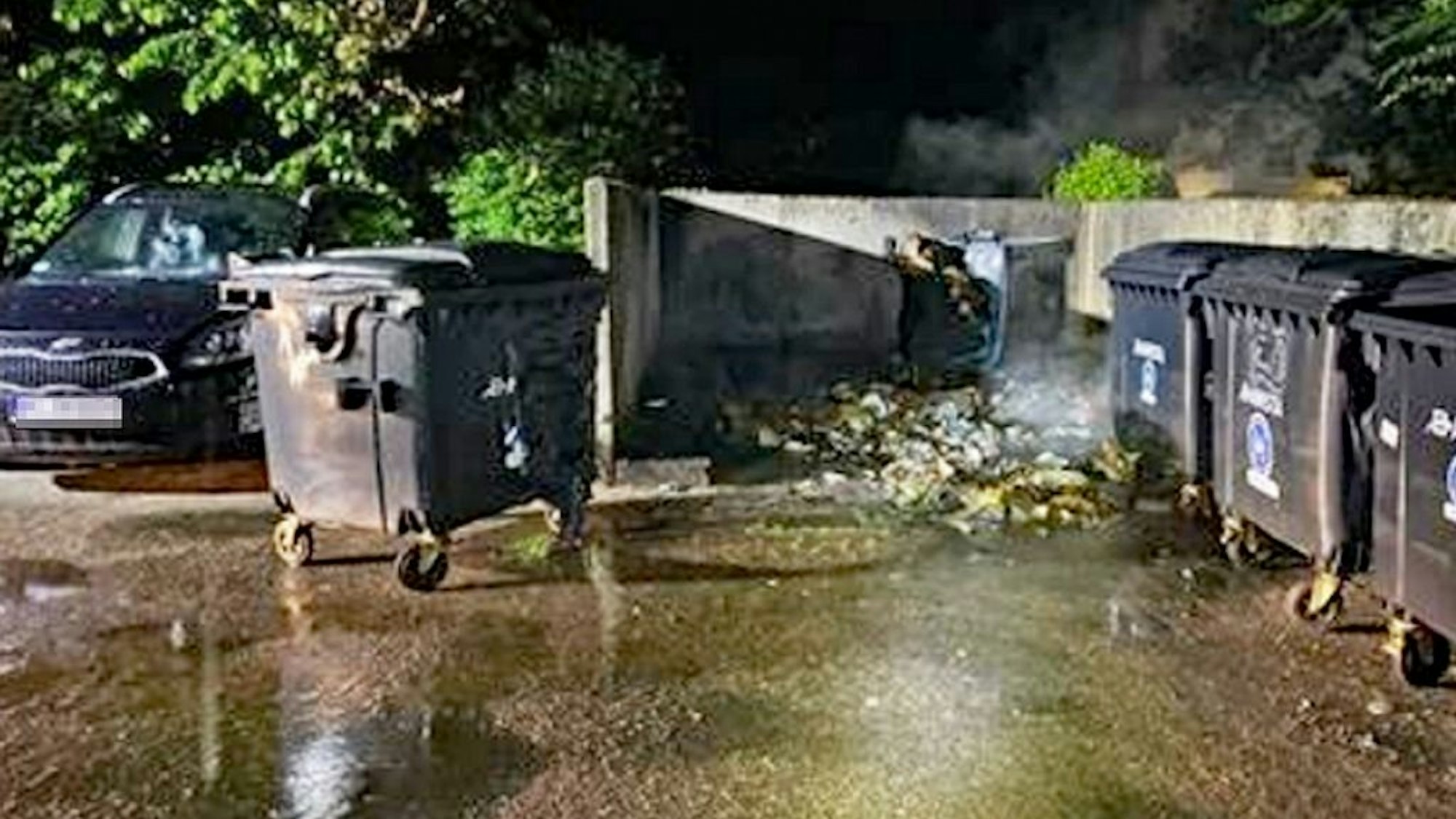 Müllcontainer in Brand gesetzt in Monheim am Rhein an der Grunewaldstraße. Die Polizei geht von vorsätzlicher Brandstiftung aus.