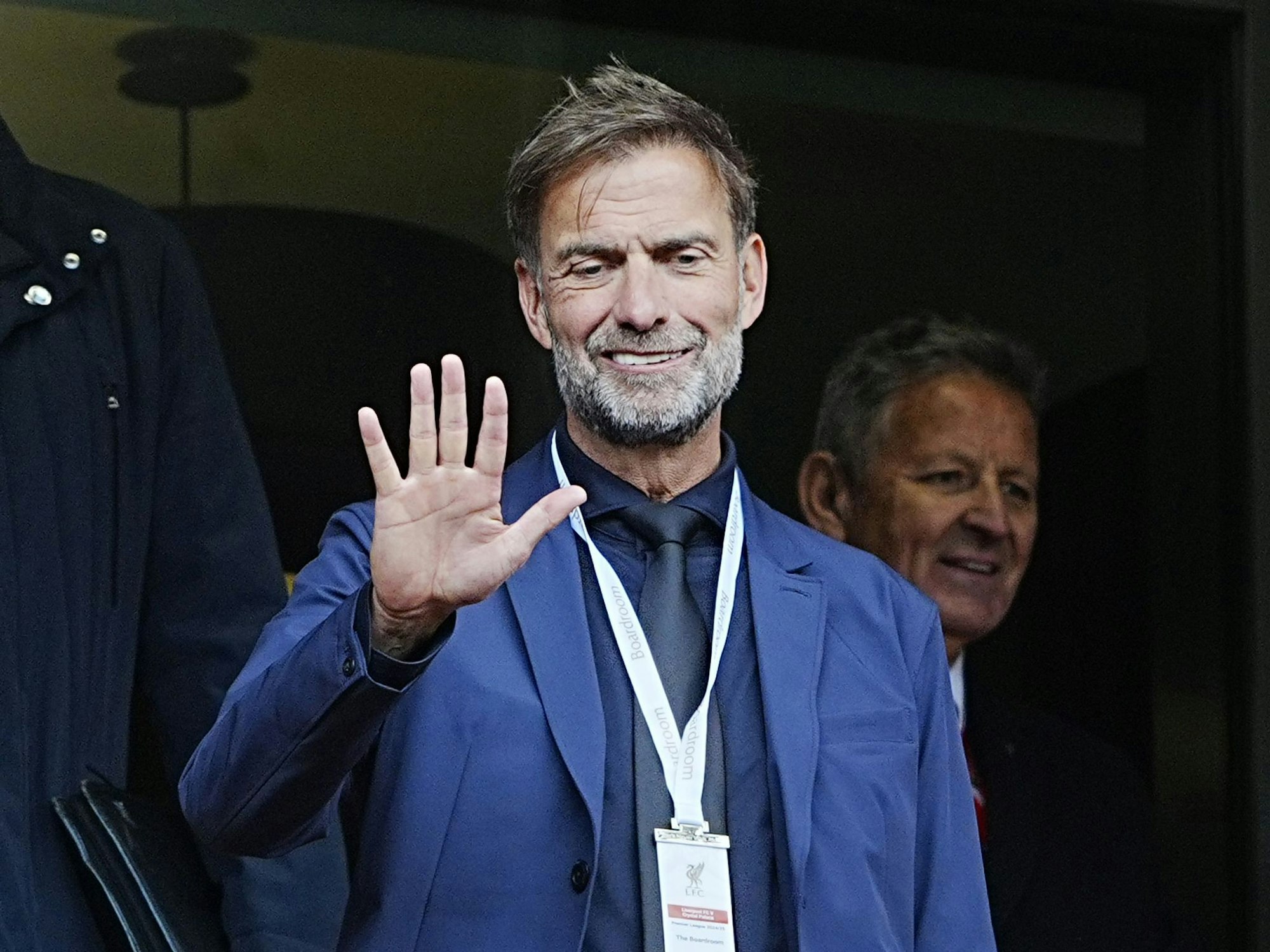 Der ehemalige Liverpooler Trainer Jürgen Klopp feierte auf der Ehrentribüne mit.