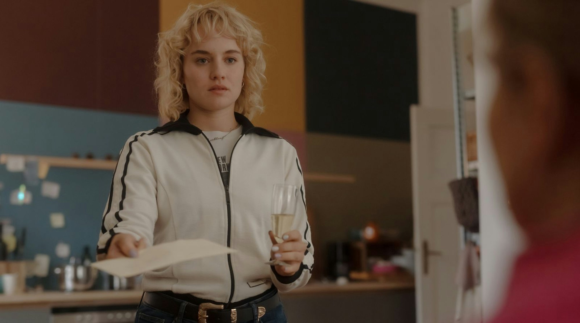 Lisa (Luise von Finckh) kommt frisch von der Uni und bekommt bei Stress schnell Nasenbluten - nicht die besten Voraussetzungen, um eine eigene Anwaltskanzlei zu führen. (Bild: ARD Degeto/Odeon Fiction GmbH/Stefan Erhard)