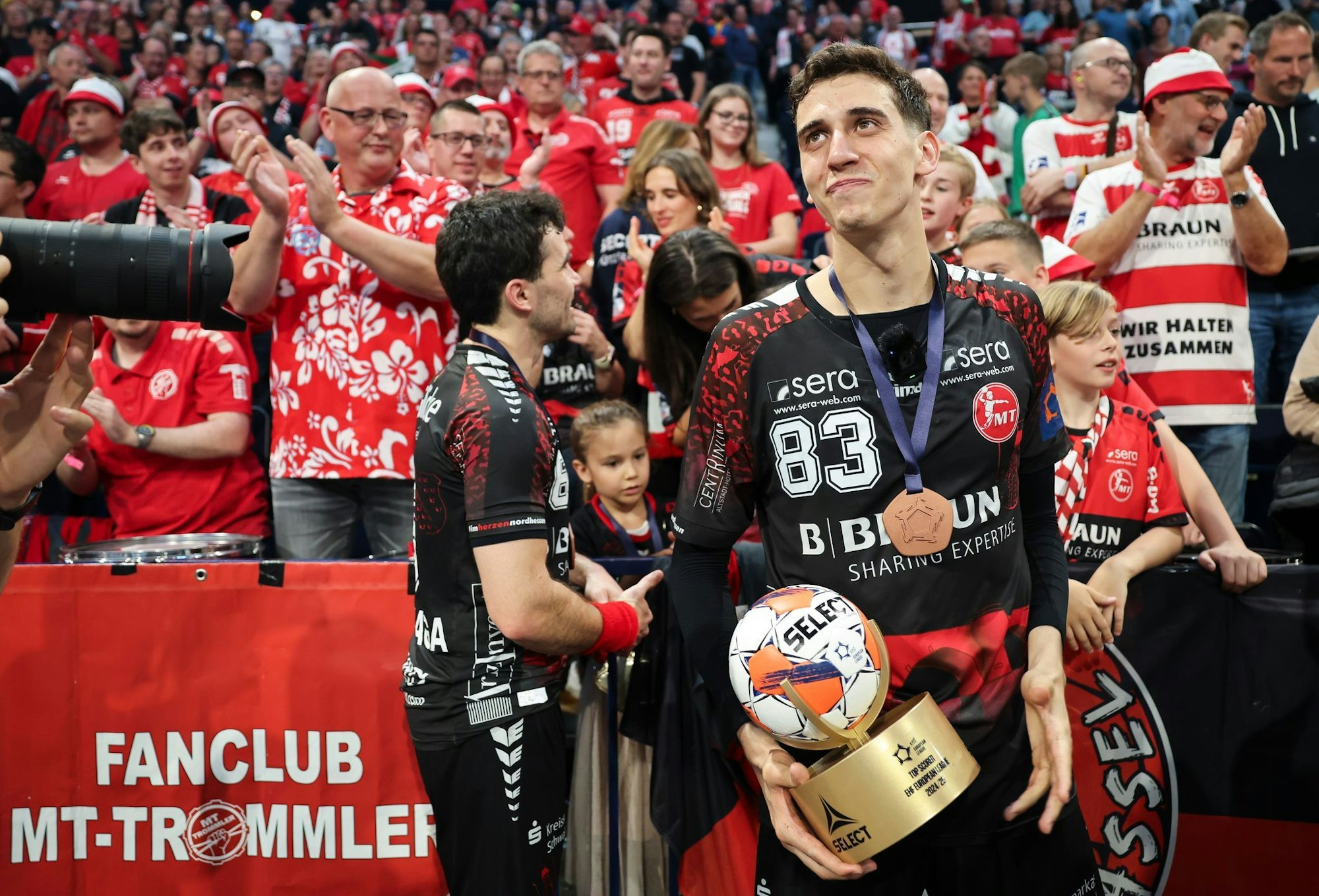 Melsungens Ian Barrufet Torrebejano feiert mit der Trophäe für den Top-Scorer der Saison in der EHF.