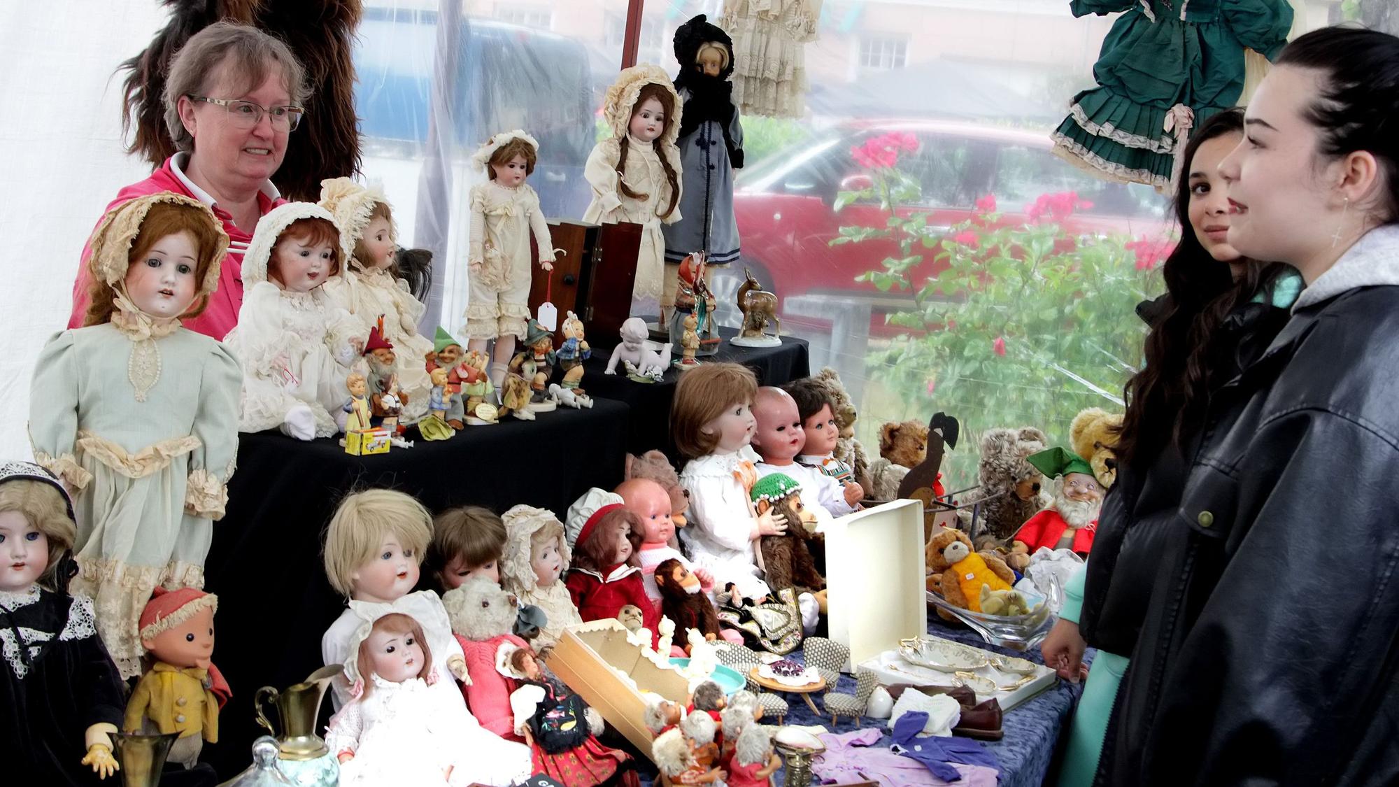 Zu sehen ist ein Stand mit vielen Puppen.