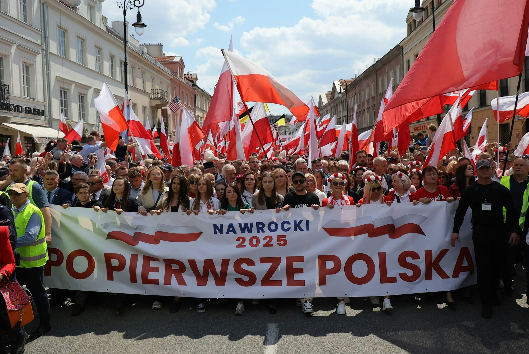 Anhänger des konservativen polnischen Präsidentschaftskandidaten Karol Nawrocki ziehen durch Warschau. (Foto aktuell)