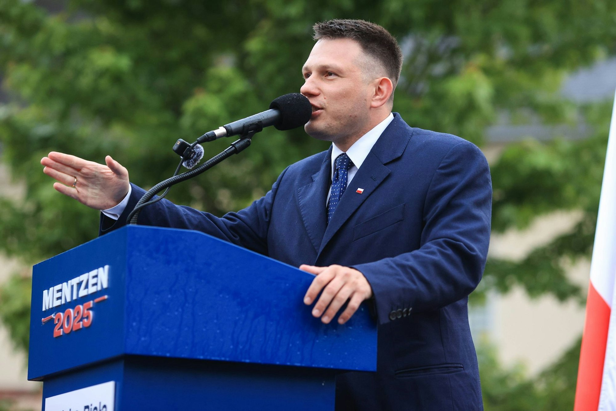 Der Rechtsextreme Slawomir Mentzen ist zwar in der ersten Wahlrunde ausgeschieden, doch er möchte in der Stichwahl der Königsmacher sein. (Archivbild)