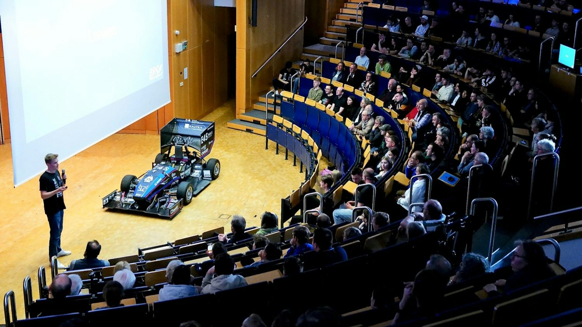 Die Hochschule Bonn Rhein-Sieg präsentierte ihr neuestes Pferd im Stall: den Elektroboliden Artemis.