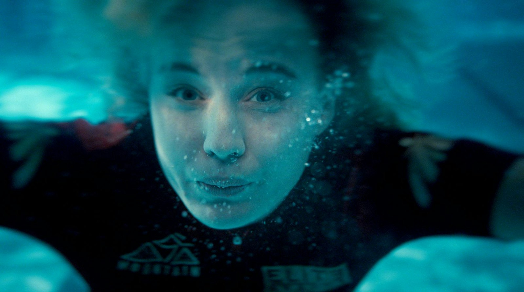 Selbst als ihr Entführer sie unter Wasser drückt, gelingt es Nathalie (Luise von Finckh), sich zu konzentrieren. Kommt ihr hier ihr jahrelanges Training als Triathletin zugute? (Bild: ARD Degeto/ORF/Zeitsprung Pictures/Graf Film/Mario Minichmayr)