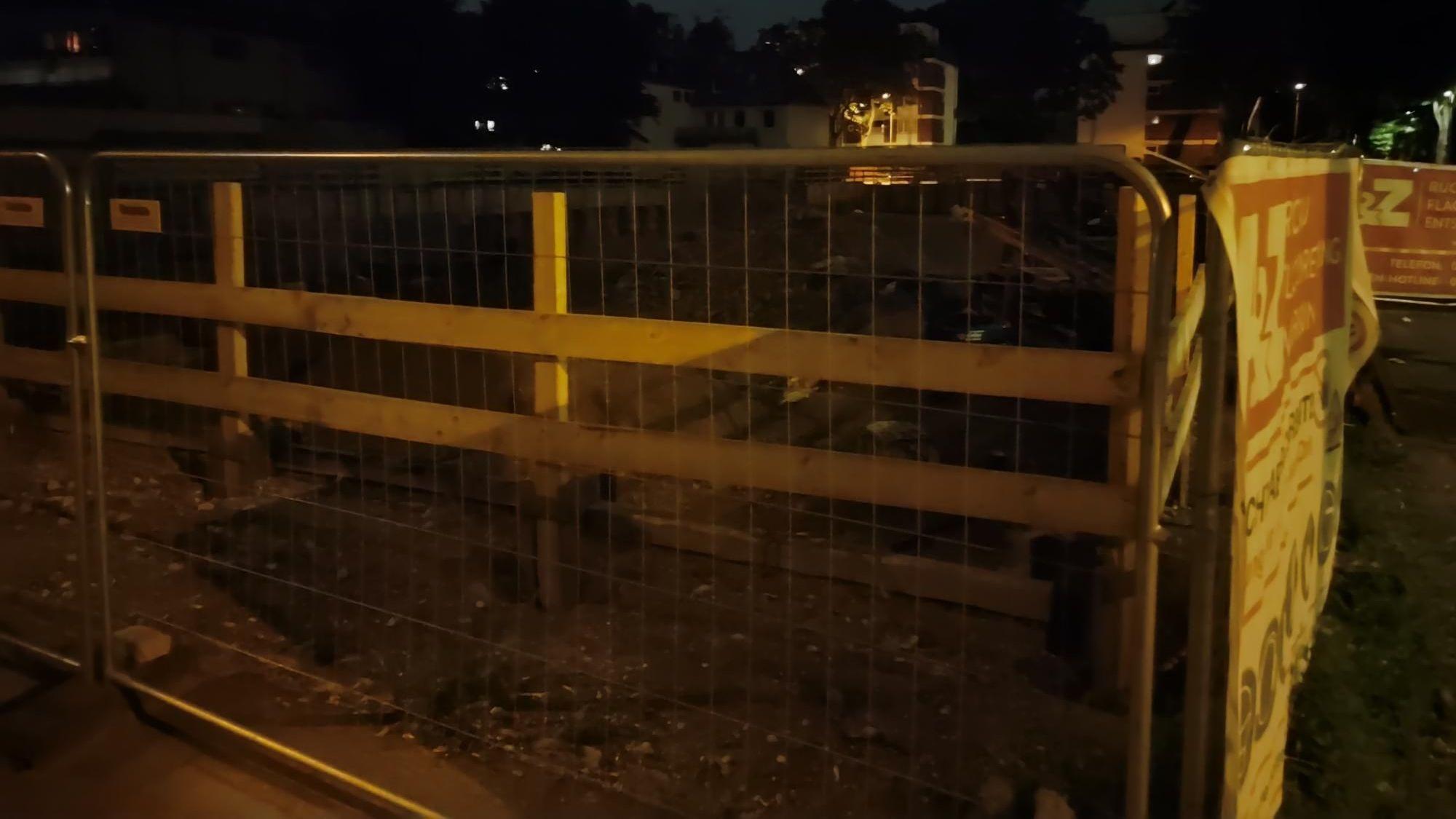 Bevor der Kampfmittelbeseitigungsdienst der Bezirksregierung Düsseldorf die Bombe entschärfen kann, muss erst die Erde darüber auf der Baustelle in der Innenstadt entfernt werden.
