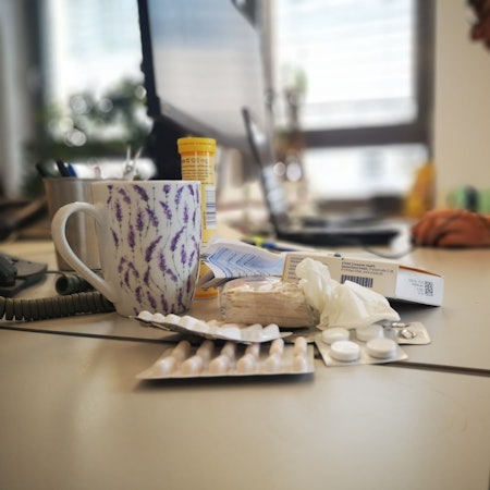 Vermehrt lassen sich Menschen nicht mehr krankschreiben, sondern kommen mit Fieber und Schnupfen zur Arbeit - wohl weil sie Angst um ihren Job haben.