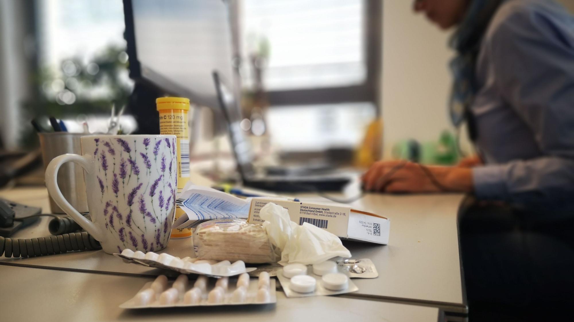Vermehrt lassen sich Menschen nicht mehr krankschreiben, sondern kommen mit Fieber und Schnupfen zur Arbeit - wohl weil sie Angst um ihren Job haben.