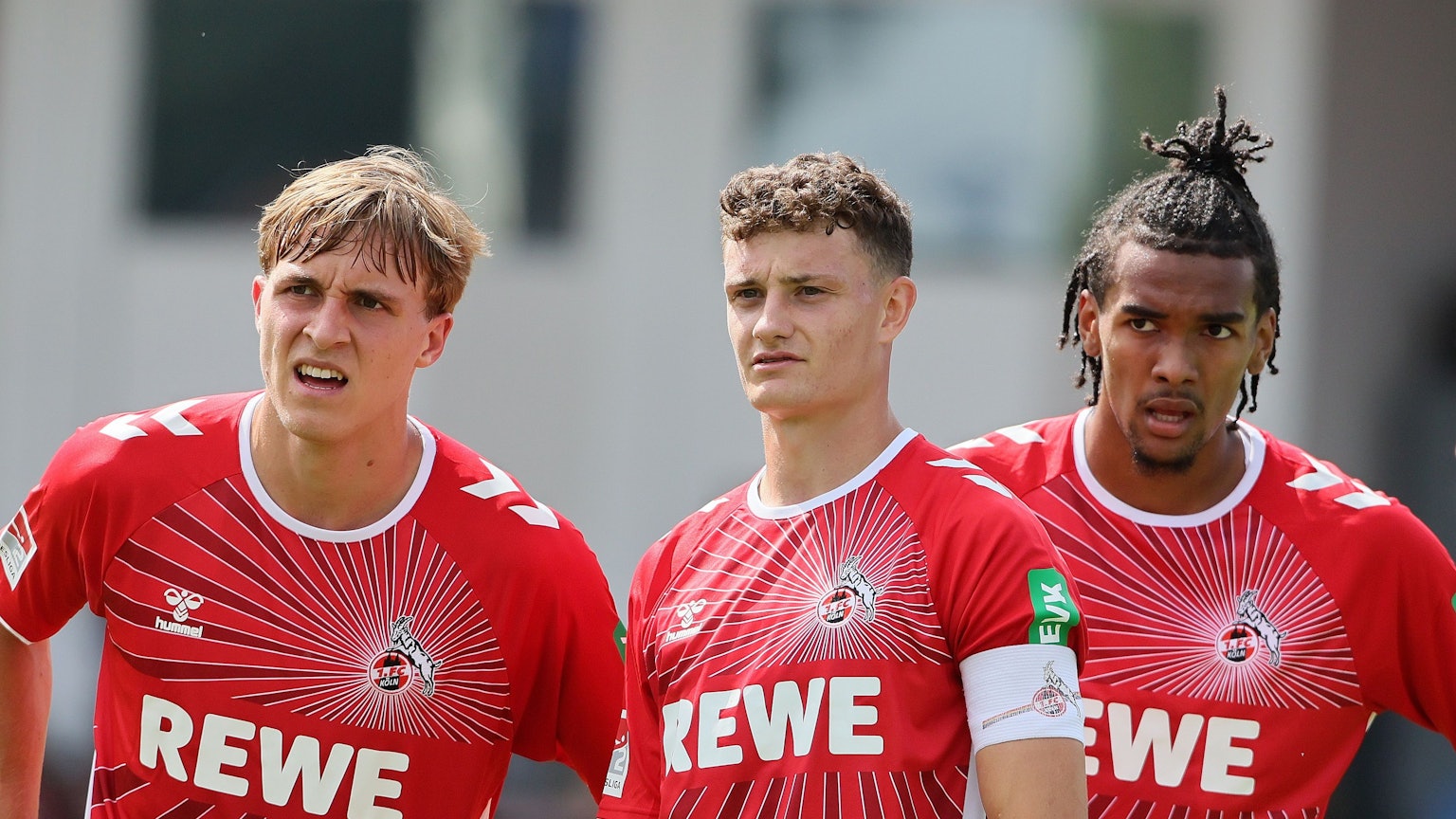 Testspiel im Südstadion, 1. FC Köln vs. Kickers Offenbach, von links: Timo Hübers, Eric Martel, Damion Downs (1. FC Köln), 13.07.2024, Bild: Herbert Bucco