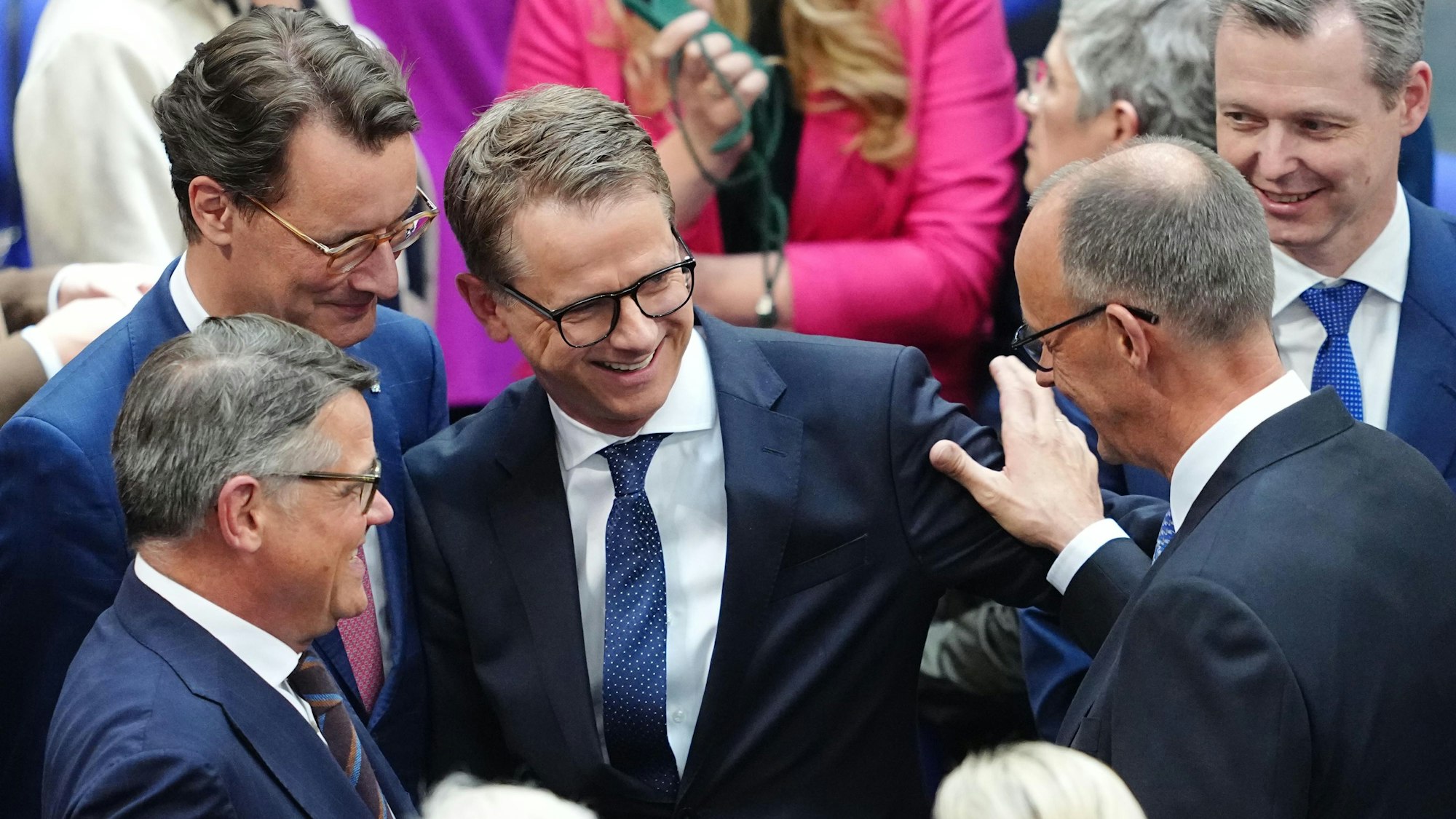 06.05.2025, Berlin: Carsten Linnemann (M), Generalsekretär der CDU, gratuliert dem neu gewählten Bundeskanzler Friedrich Merz (r, CDU) im Bundestag nach dem zweiten Durchgang der Kanzlerwahl. Merz ist im zweiten Anlauf im Bundestag zum zehnten Kanzler der Bundesrepublik Deutschland gewählt worden. Foto: Kay Nietfeld/dpa +++ dpa-Bildfunk +++
