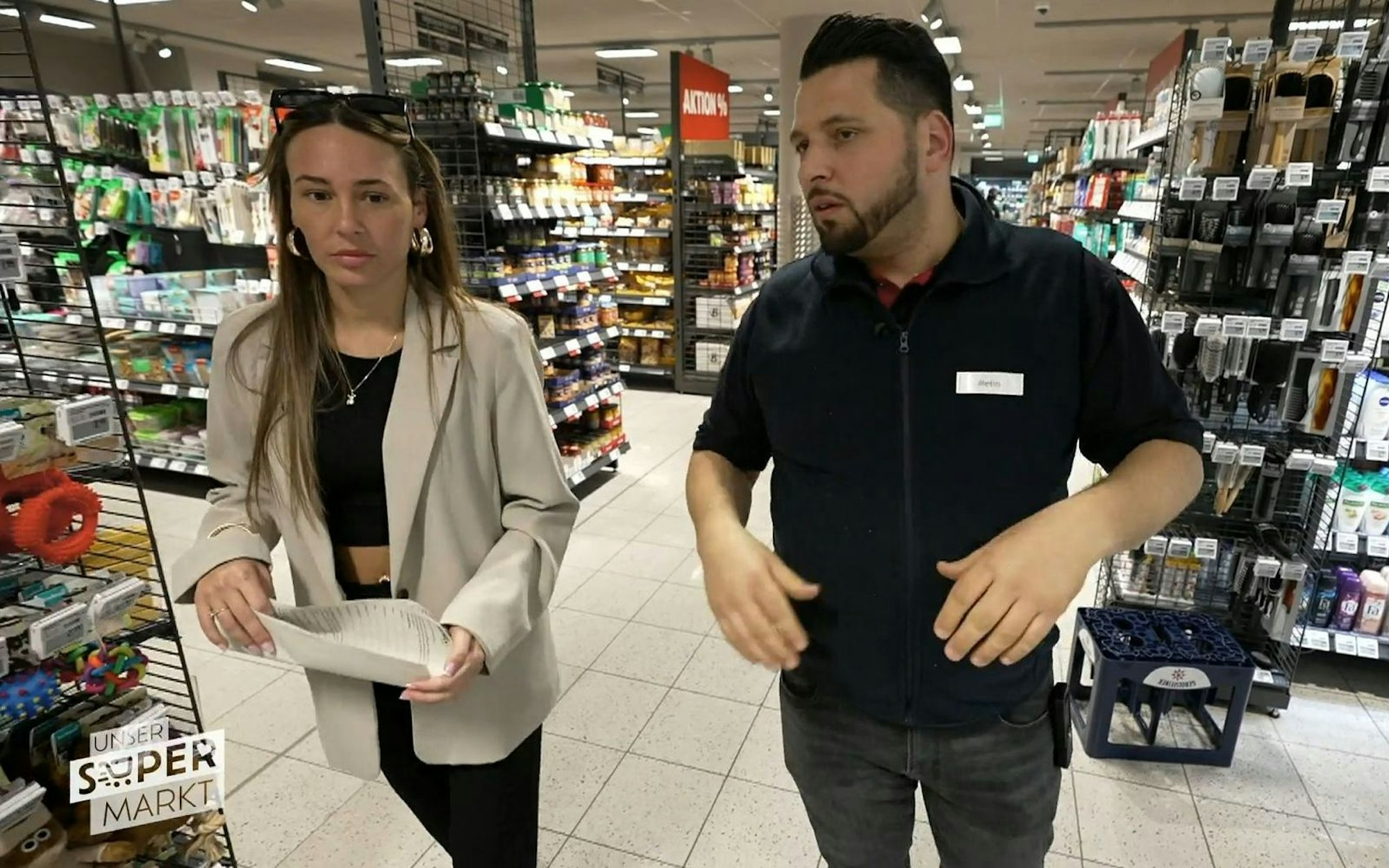 Marktleiter Metin zeigt Praktikantin Alessia Herren ihren neuen Arbeitsbereich. (Bild: RTLZWEI)
