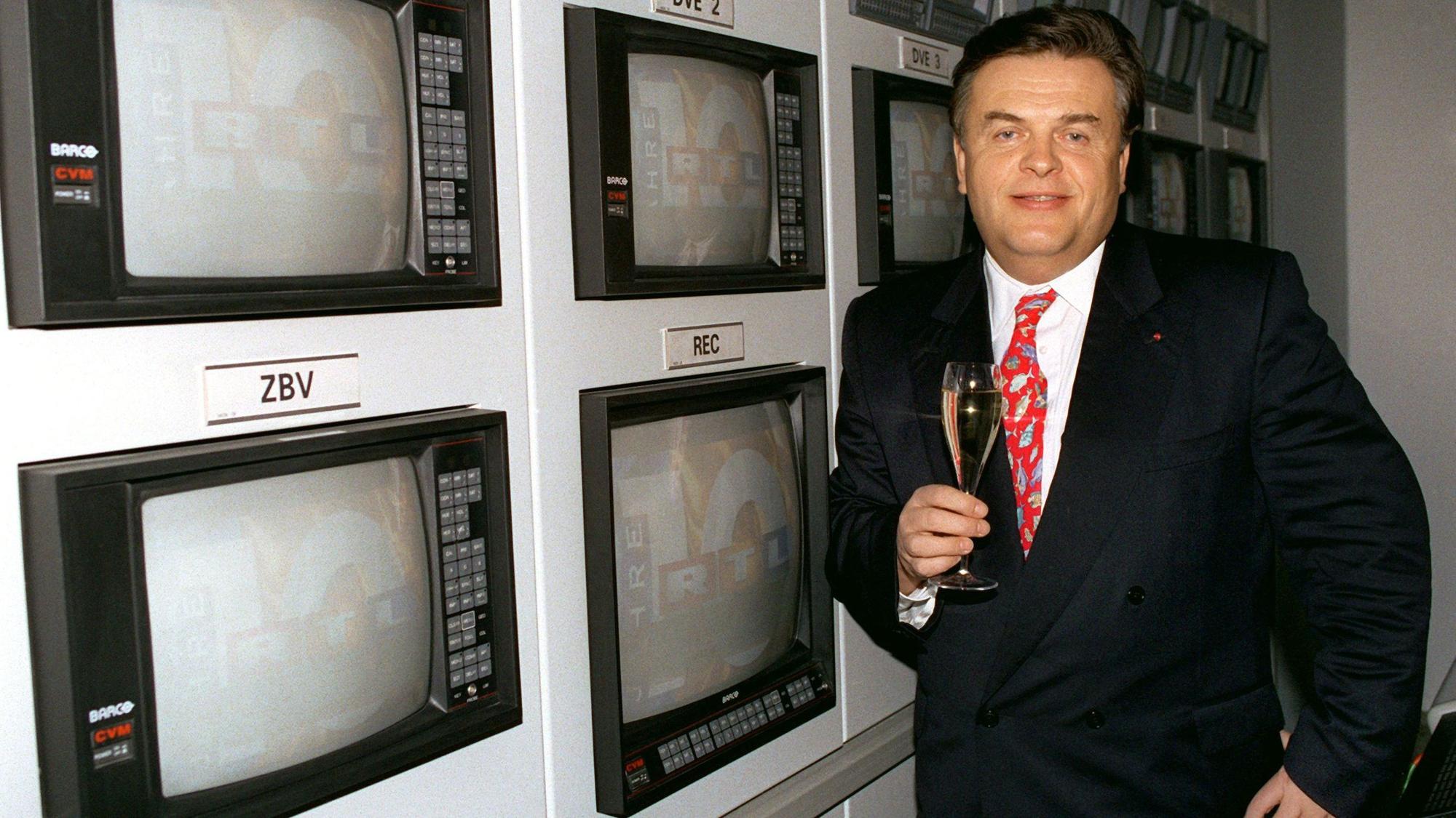 Februar 1993 in Köln: Mit einem Glas Champagner steht der damalige RTL-Geschäftsführer Helmut Thoma im Senderaum von RTL.