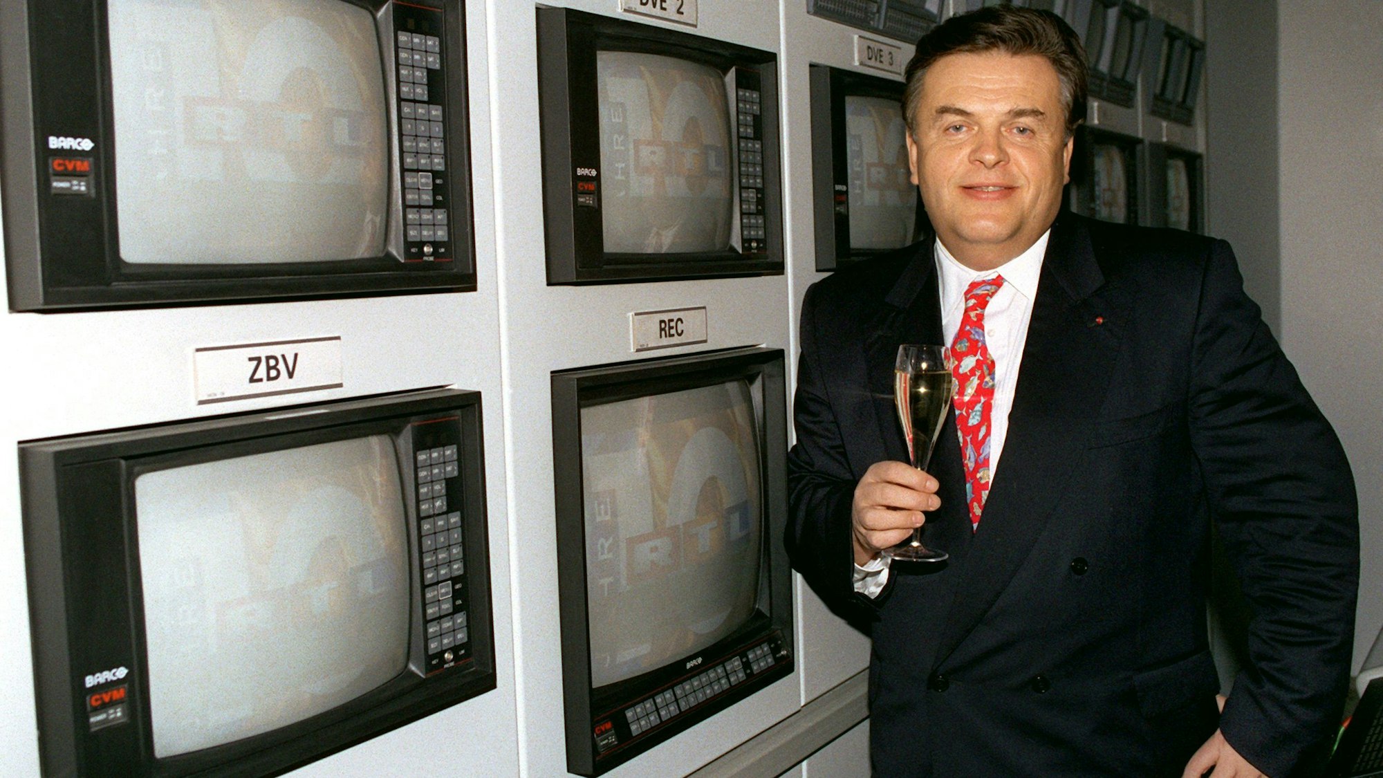 Februar 1993 in Köln: Mit einem Glas Champagner steht der damalige RTL-Geschäftsführer Helmut Thoma im Senderaum von RTL.