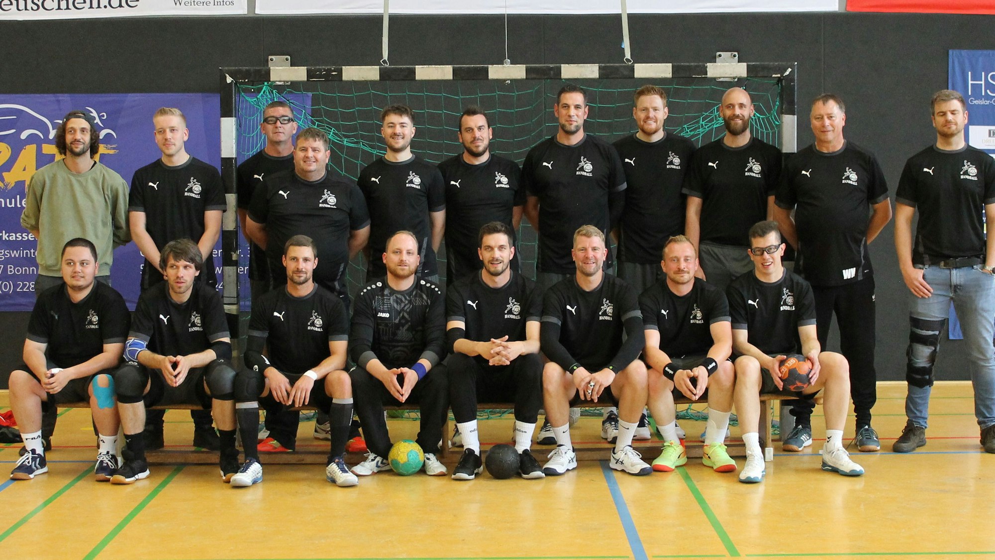 Das Bild zeigt die Mannschaft des Kaller SC vor der Partie.