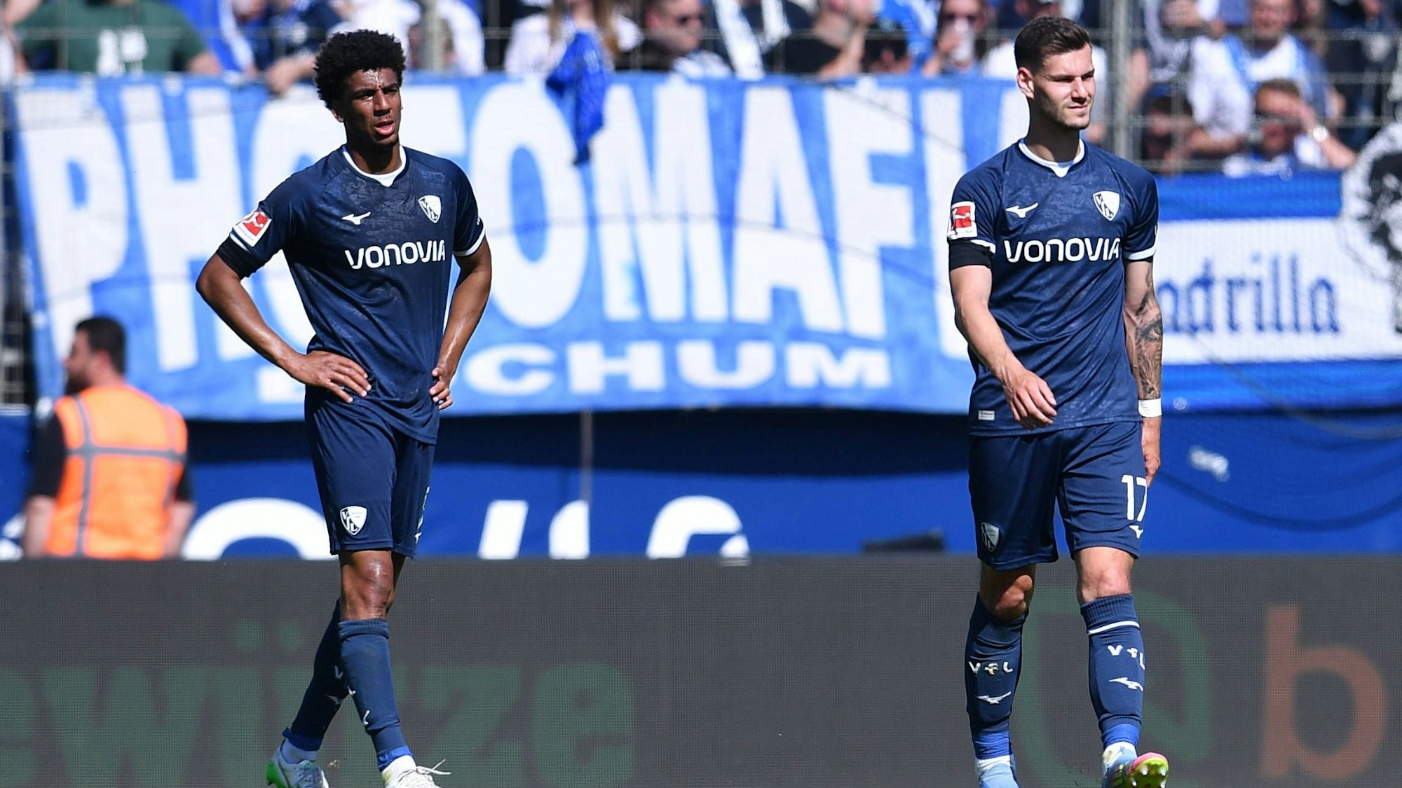 Tom Krauß (r.) und Bernardo gehen enttäuscht über den Platz. Den VfL Bochum konnten die Spieler in der abgelaufenen Saison nicht vor dem Abstieg retten.
