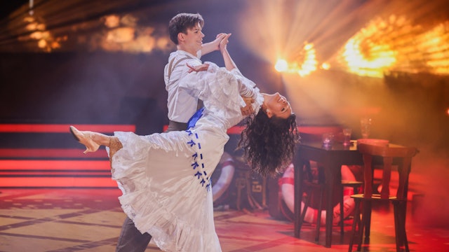 23.05.2025, Nordrhein-Westfalen, Köln: Taliso Engel, Para-Schwimmer, und Patricija Ionel, Profitänzerin, tanzen im Finale der RTL-Tanzshow „Let's Dance“ im Coloneum. Foto: Rolf Vennenbernd/dpa +++ dpa-Bildfunk +++