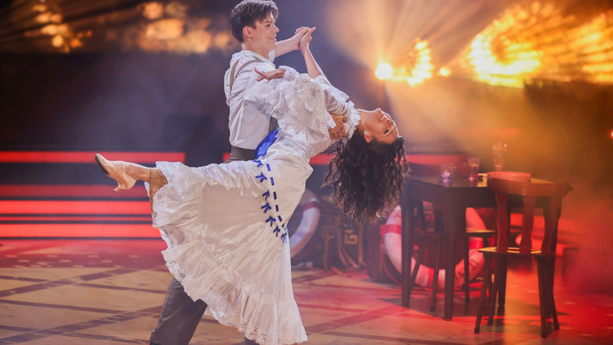 23.05.2025, Nordrhein-Westfalen, Köln: Taliso Engel, Para-Schwimmer, und Patricija Ionel, Profitänzerin, tanzen im Finale der RTL-Tanzshow „Let's Dance“ im Coloneum. Foto: Rolf Vennenbernd/dpa +++ dpa-Bildfunk +++