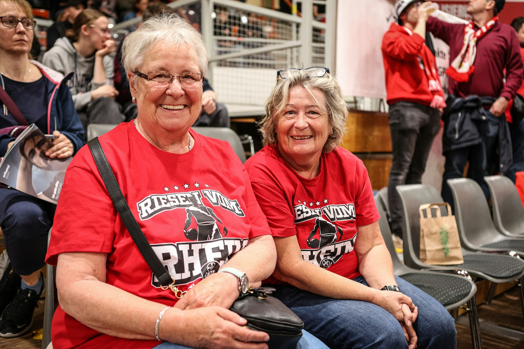 Uschi und Sylvia feuern lautstark die Mannschaft von der Tribüne aus an.