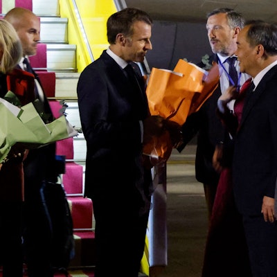 Frankreichs Präsident Emmanuel Macron und seine Ehefrau Brigitte werden am Flughafen Noi Bai in Hanoi von vietnamesischen Offiziellen empfangen.
