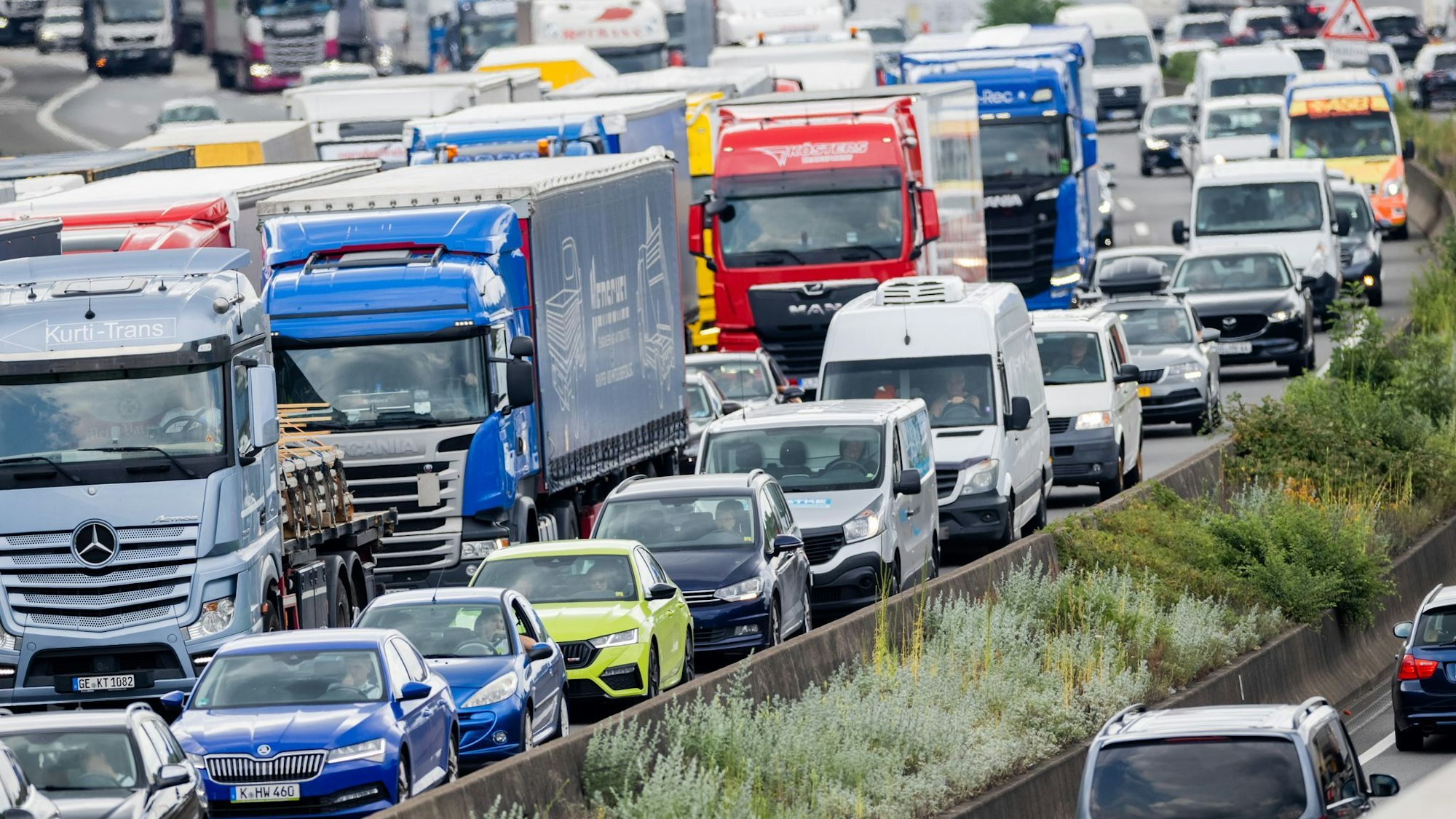 Stoßstange an Stoßstange: So könnte für viele der Weg ins lange Himmelfahrts-Wochenende beginnen. (Symbolbild)
