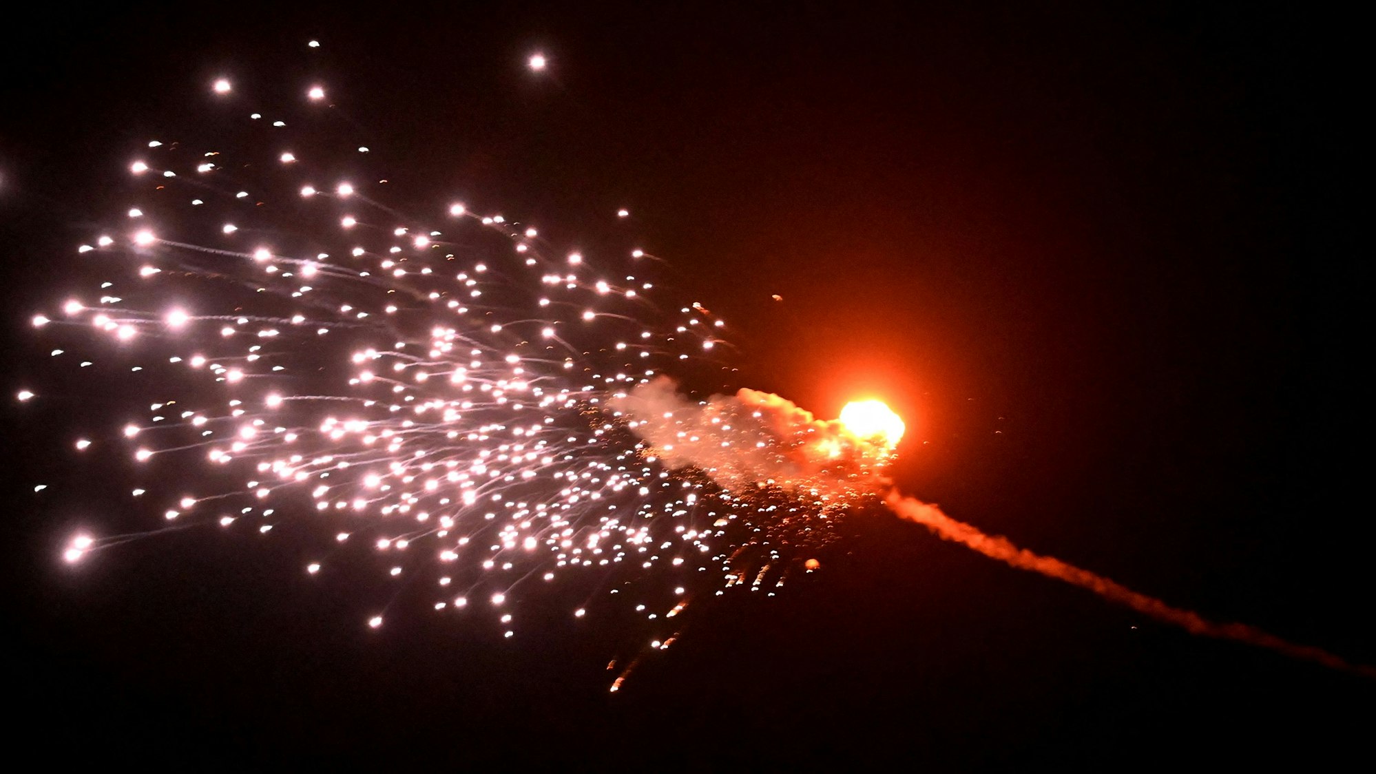 Eine russische Drohne explodiert, nachdem sie von der ukrainischen Armee über Kyjiw abgeschossen wurde. (Archivbild)