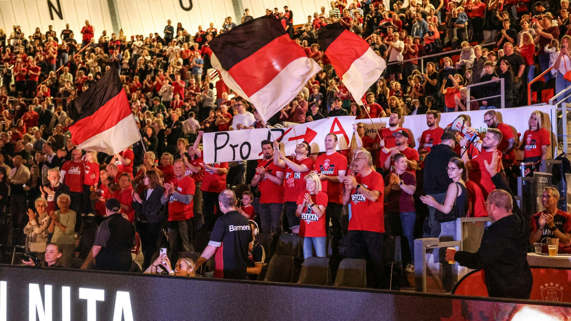 Der aktive Fanblock der Bayer Giants Fans trieb die Basketballer an.