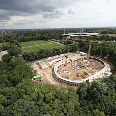 Hier entsteht das neue Albert-Richter-Velodrom. Am Montag, 26. Mai 2025, wurde nach dem Teilabriss des alten Radstadions der Grundstein für die neue Radrennbahn mit Multifunktionsarena direkt neben dem Rhein-Energie-Stadion in Müngersdorf gelegt.
