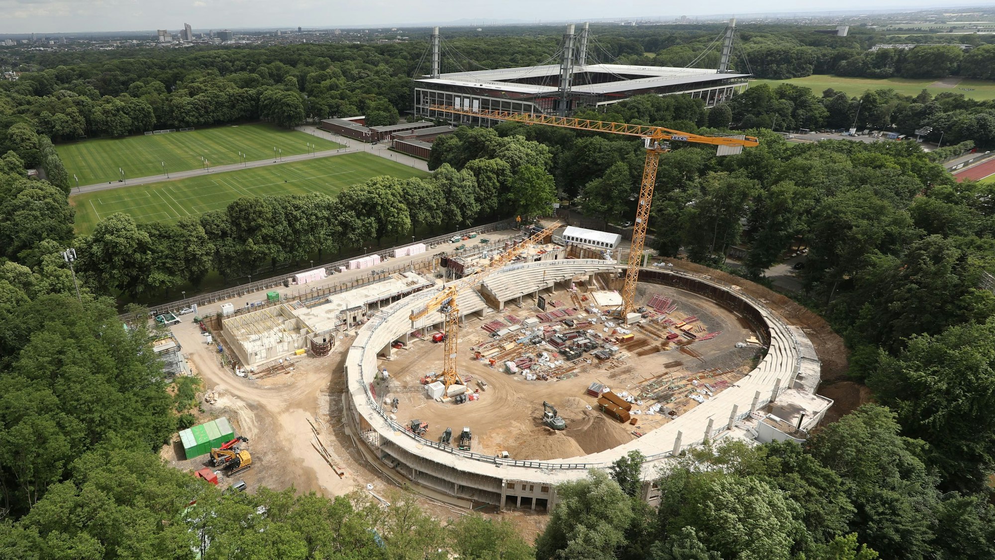 Hier entsteht das neue Albert-Richter-Velodrom. Am Montag, 26. Mai 2025, wurde nach dem Teilabriss des alten Radstadions der Grundstein für die neue Radrennbahn mit Multifunktionsarena direkt neben dem Rhein-Energie-Stadion in Müngersdorf gelegt.