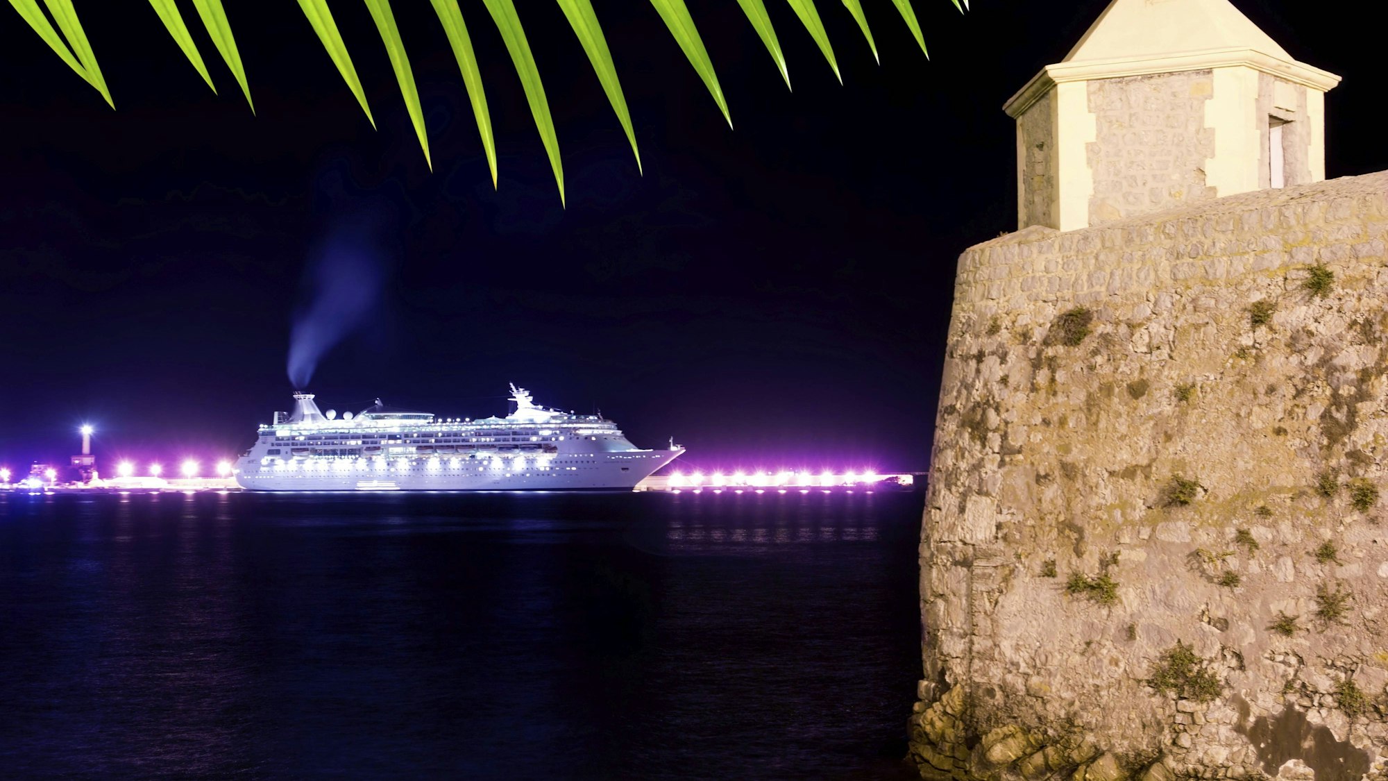 Ein Kreuzfahrtschiff zieht am Wachturm des Forts Ibiza vorbei.