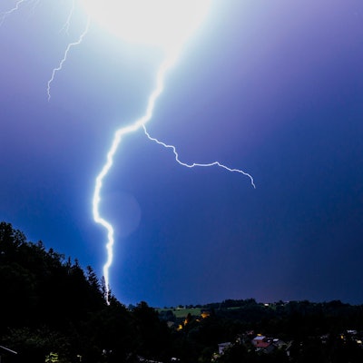 Heftige Blitze sind am Himmel zu sehen.