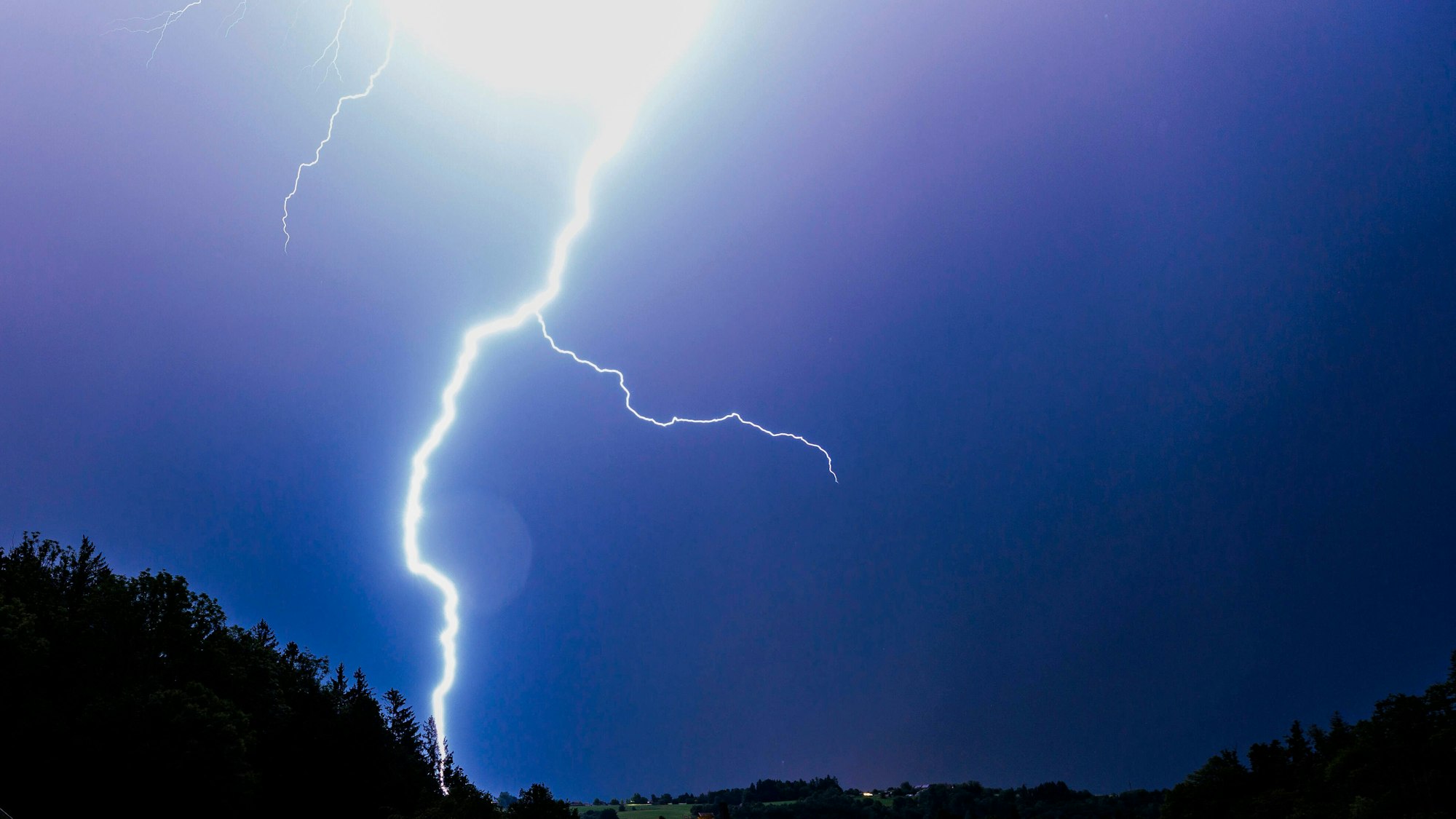 Heftige Blitze sind am Himmel zu sehen.