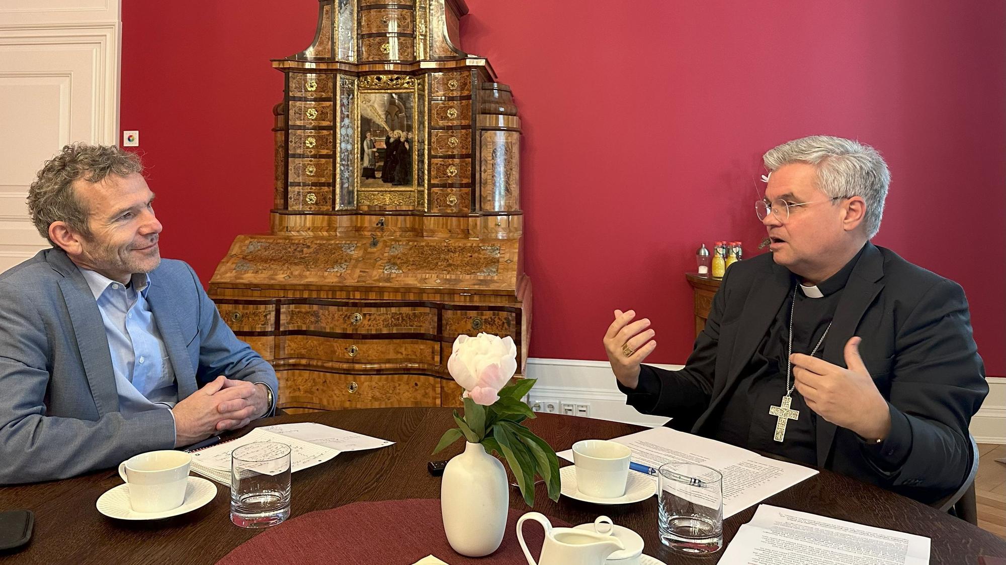 Erzbischof Udo Bentz (links) beim Interview mit Joachim Frank im Paderborner Bischofshaus.